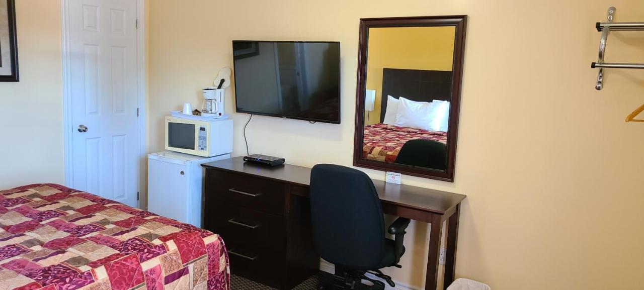 Fox Motor Inn Greater Napanee Екстериор снимка