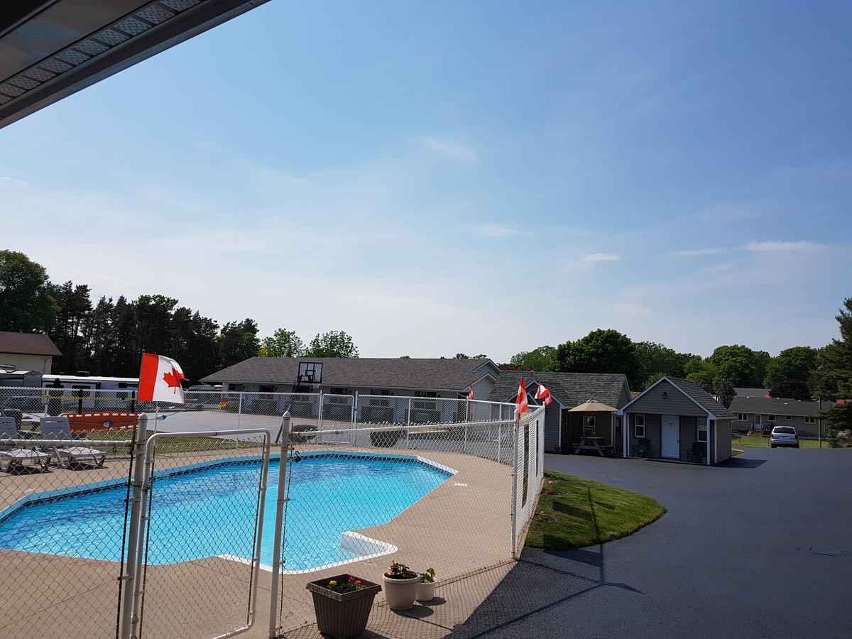 Fox Motor Inn Greater Napanee Екстериор снимка