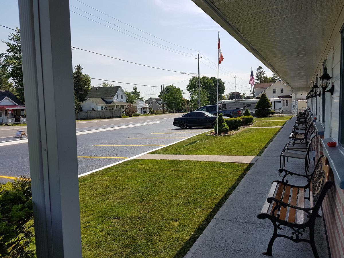 Fox Motor Inn Greater Napanee Екстериор снимка
