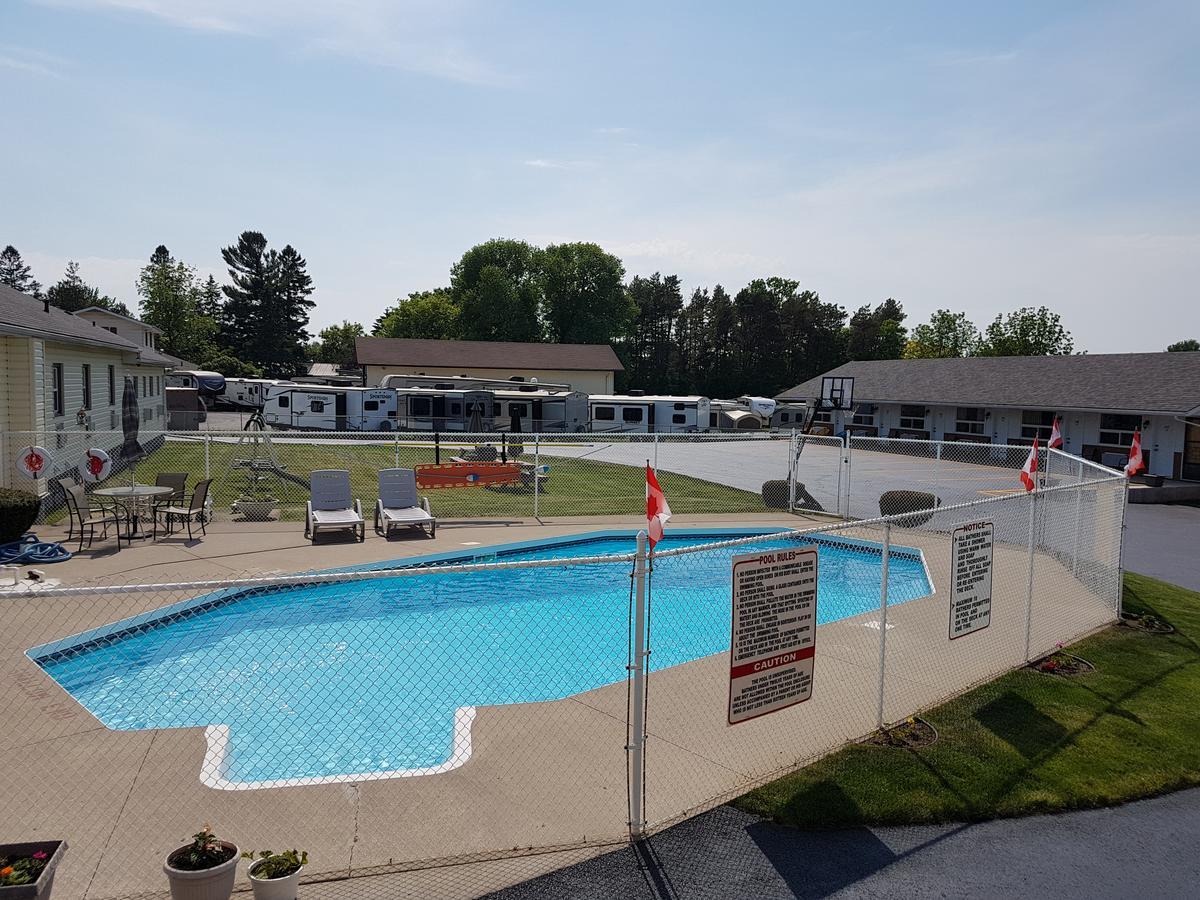 Fox Motor Inn Greater Napanee Екстериор снимка