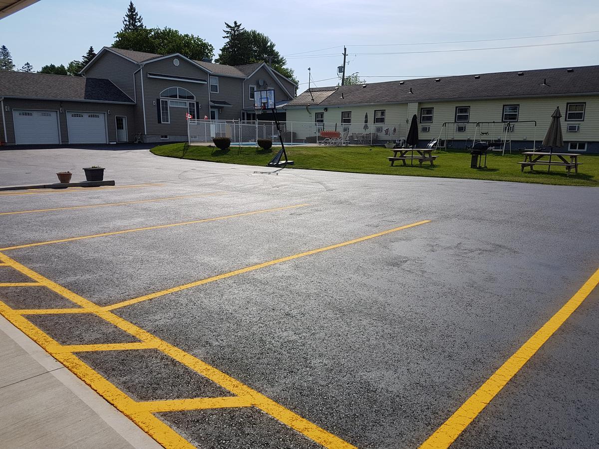 Fox Motor Inn Greater Napanee Екстериор снимка