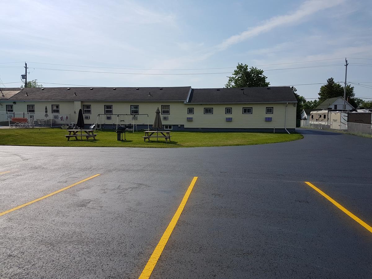 Fox Motor Inn Greater Napanee Екстериор снимка