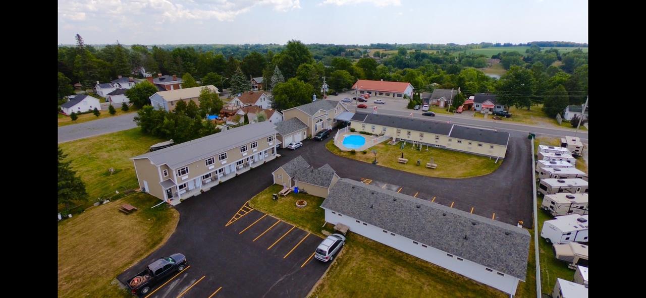 Fox Motor Inn Greater Napanee Екстериор снимка