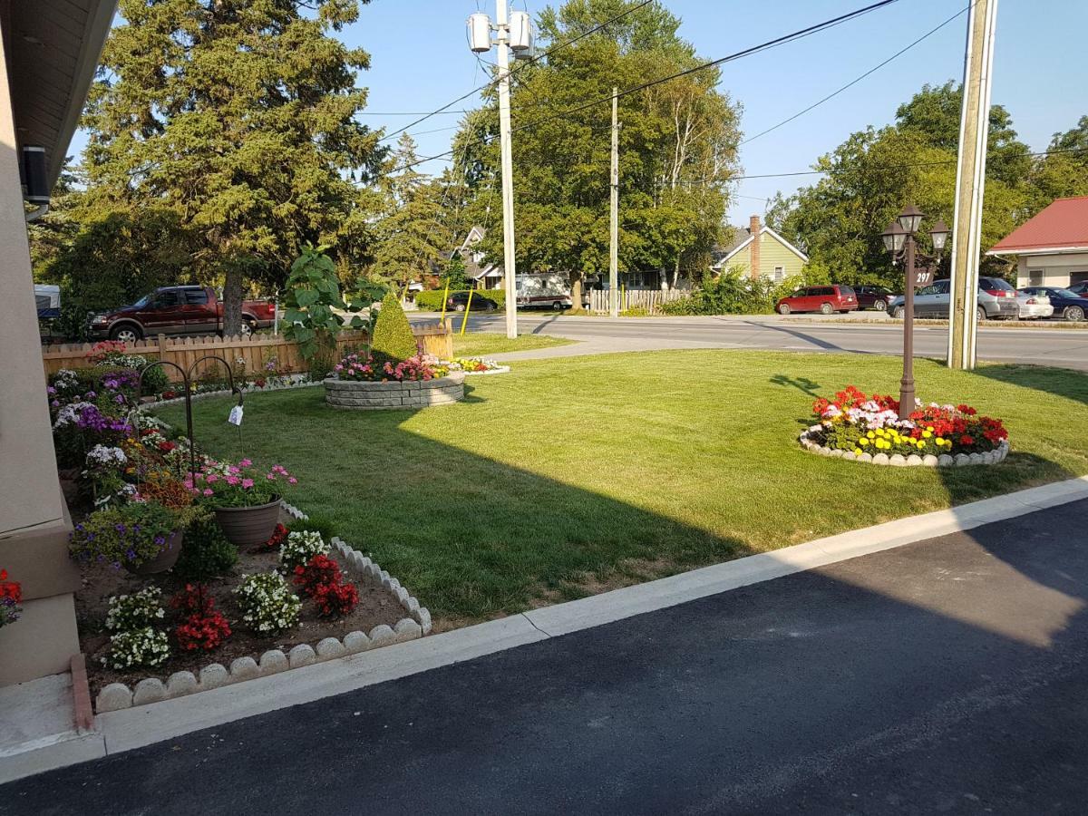 Fox Motor Inn Greater Napanee Екстериор снимка